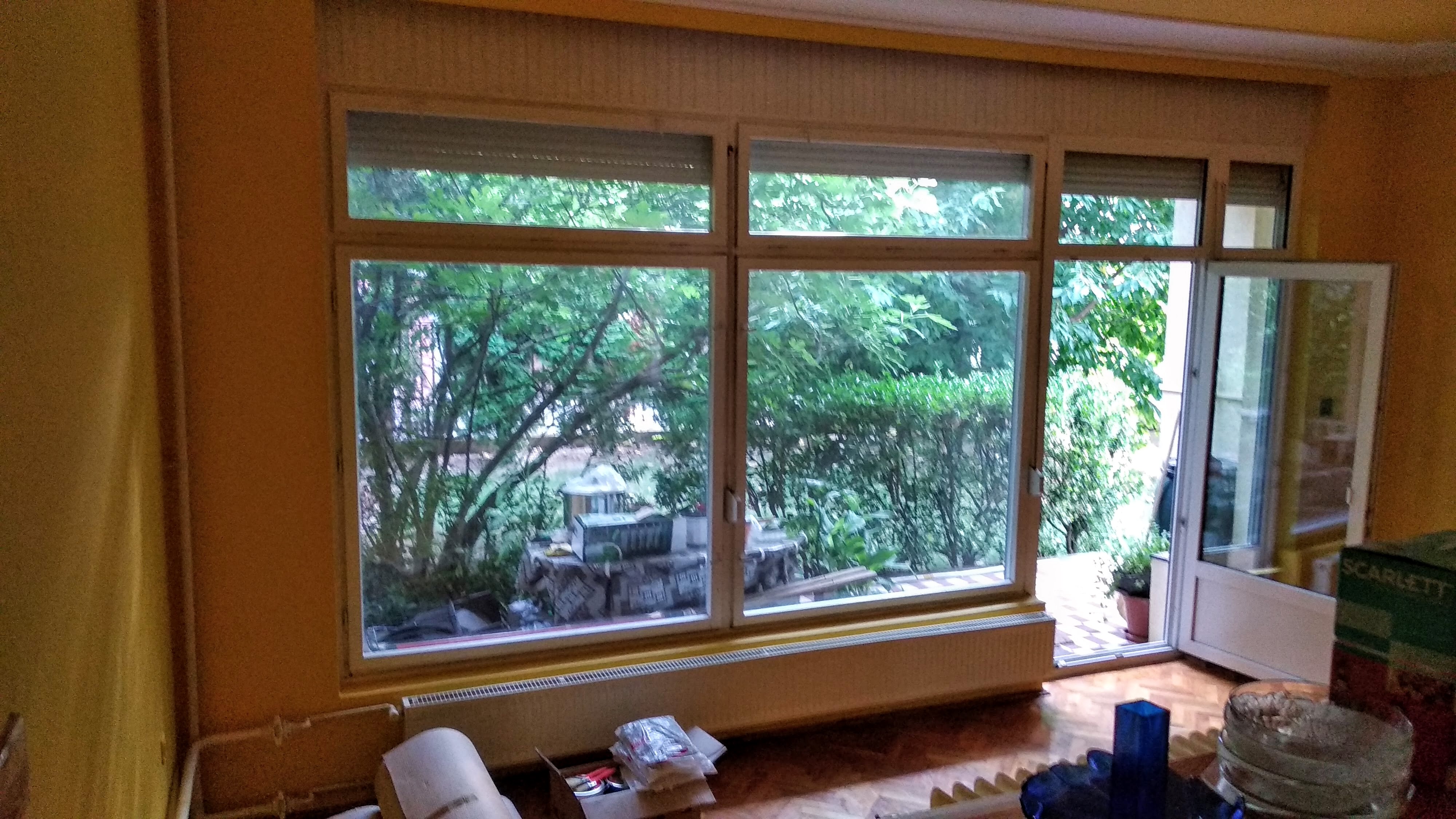 A nappali kilátását imádom. Az ablakok egyenlőre maradnak, aztán majd alakul.