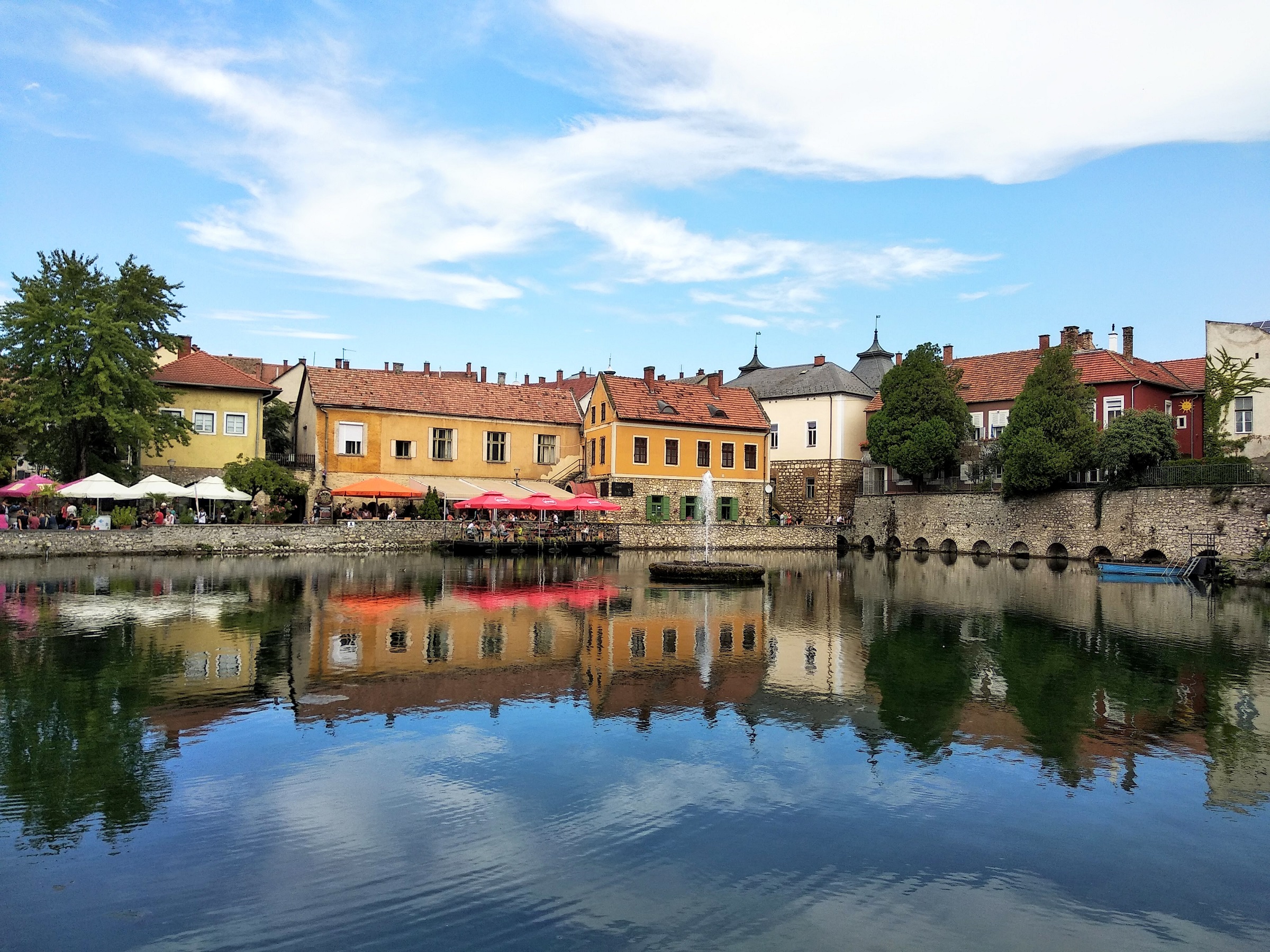 Szép látvány, de sajnos cukrászda nincs, csak kávézó és étterem.