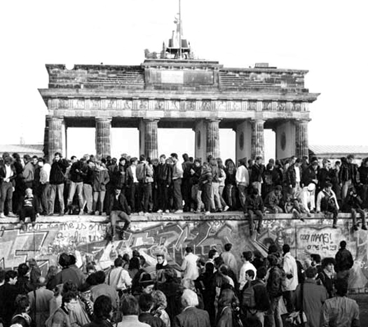 525BerlinWallFalls2.jpg