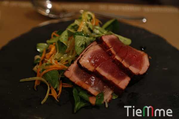 tonhal, a széle megsütve, mellé szakés-szójás lébe áztatott saláta rákkal és kagylóval