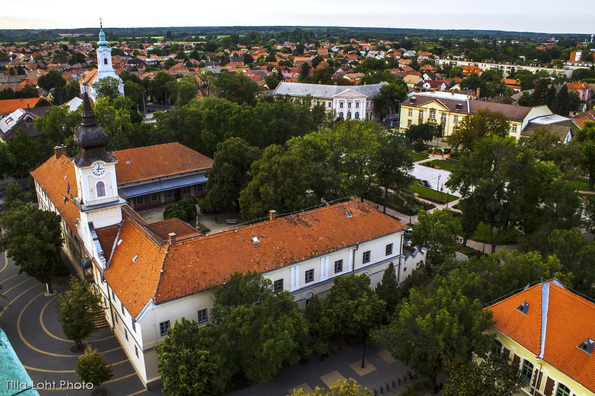 Nyugatra a városháza épülete. Tornya régen tűztoronyként funkcionált. <br /><br />f/16, 1/60, iso200