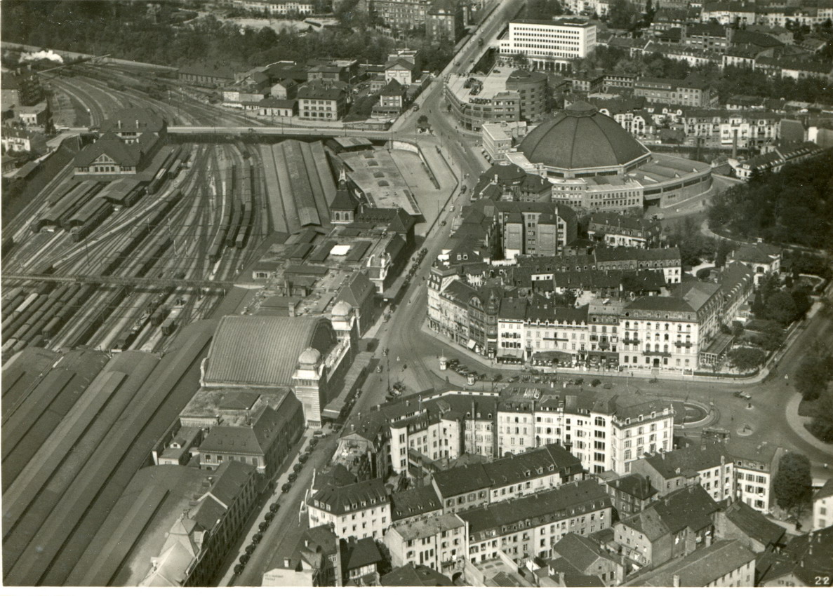 img831_serie_fliegeraufnahmen_luftphoto_aviatik_beider_basel_bundeshofplatz_resize.jpg