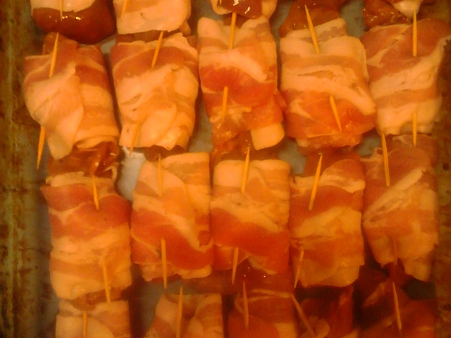 Csirkemáj baconba tekerve