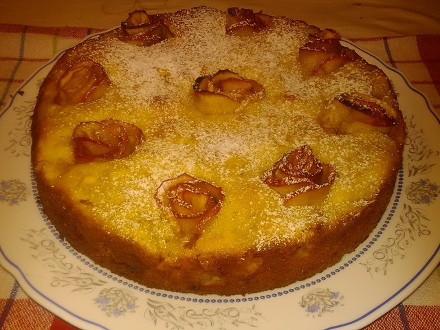 Almatorta rózsával