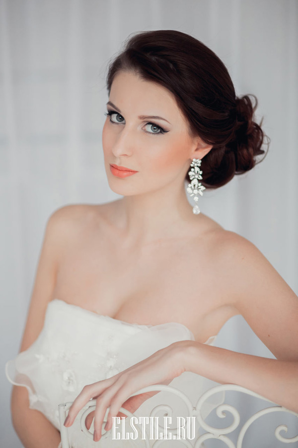 bridal-makeup-look-with-orange-lip.jpg