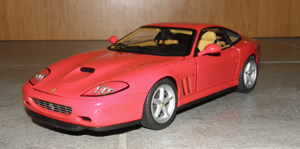 Hotwheels Elite Ferrari 575M Maranello 1-18 red (2).JPG