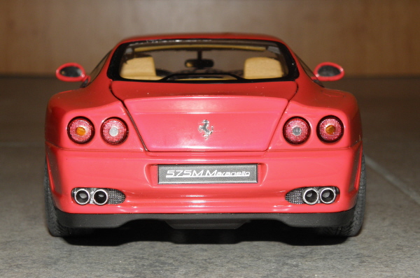 Hotwheels Elite Ferrari 575M Maranello 1-18 red (4).JPG