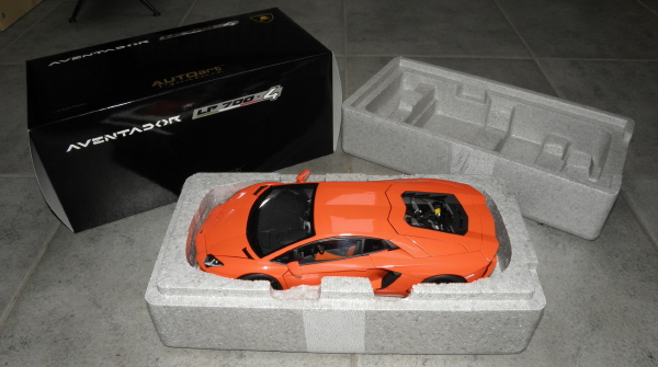 Autoart Lamborghini Aventador LP 700-4 1_18 orange (11).JPG