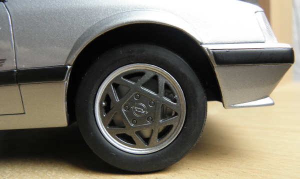 bos_opel_monza_1-18_silver_16.JPG