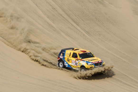 Kemény vasárnap volt a Dakar rallyn