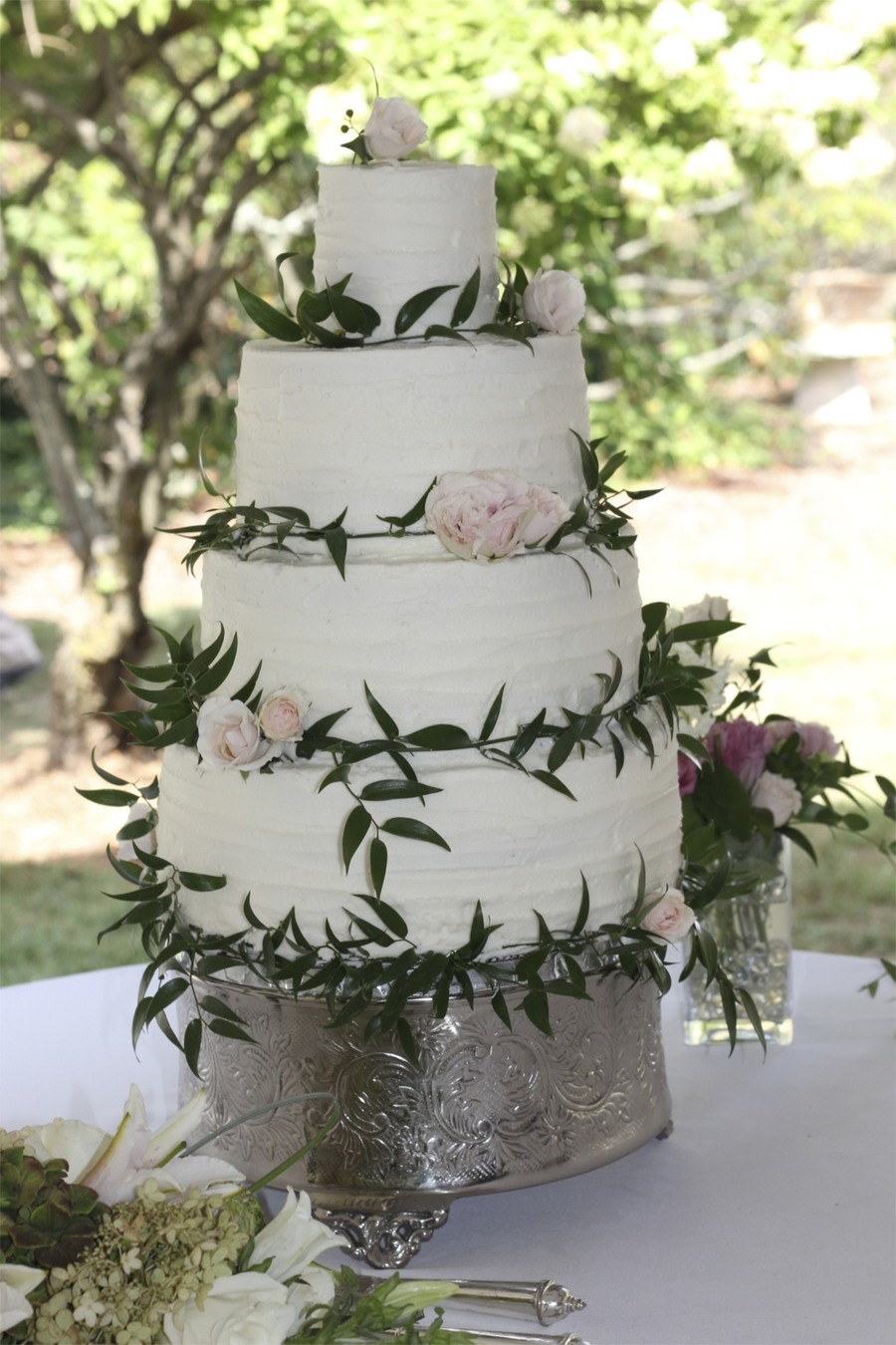 900_731187xc4k_simply-rustic-wedding-cake-with-fresh-flowers.jpg