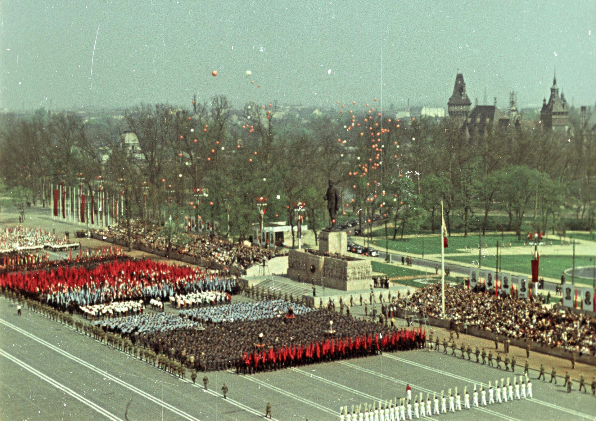 1955_sztalin_szobor.jpeg