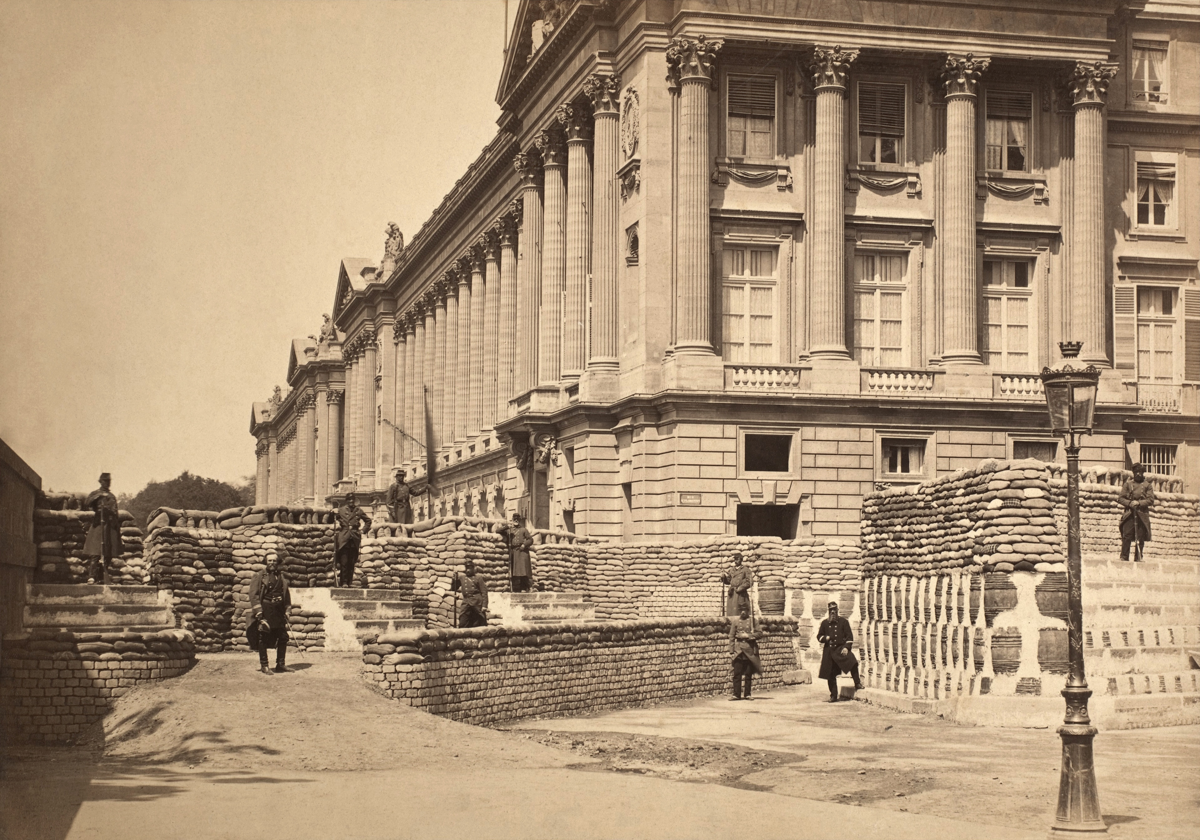 8_barricades_pres_de_ministere_de_la_marine_et_l_hotel_crillon_1871.jpg