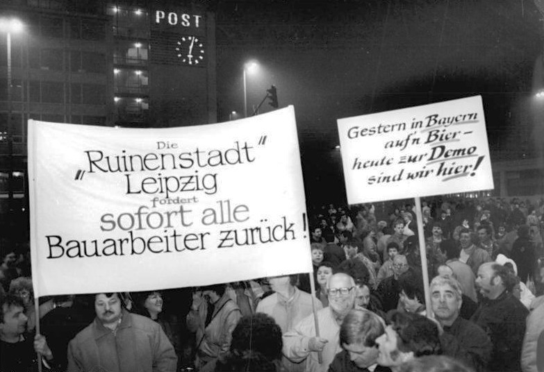 bundesarchiv_bild_183-1989-1113-048_leipzig_montagsdemonstration.jpg