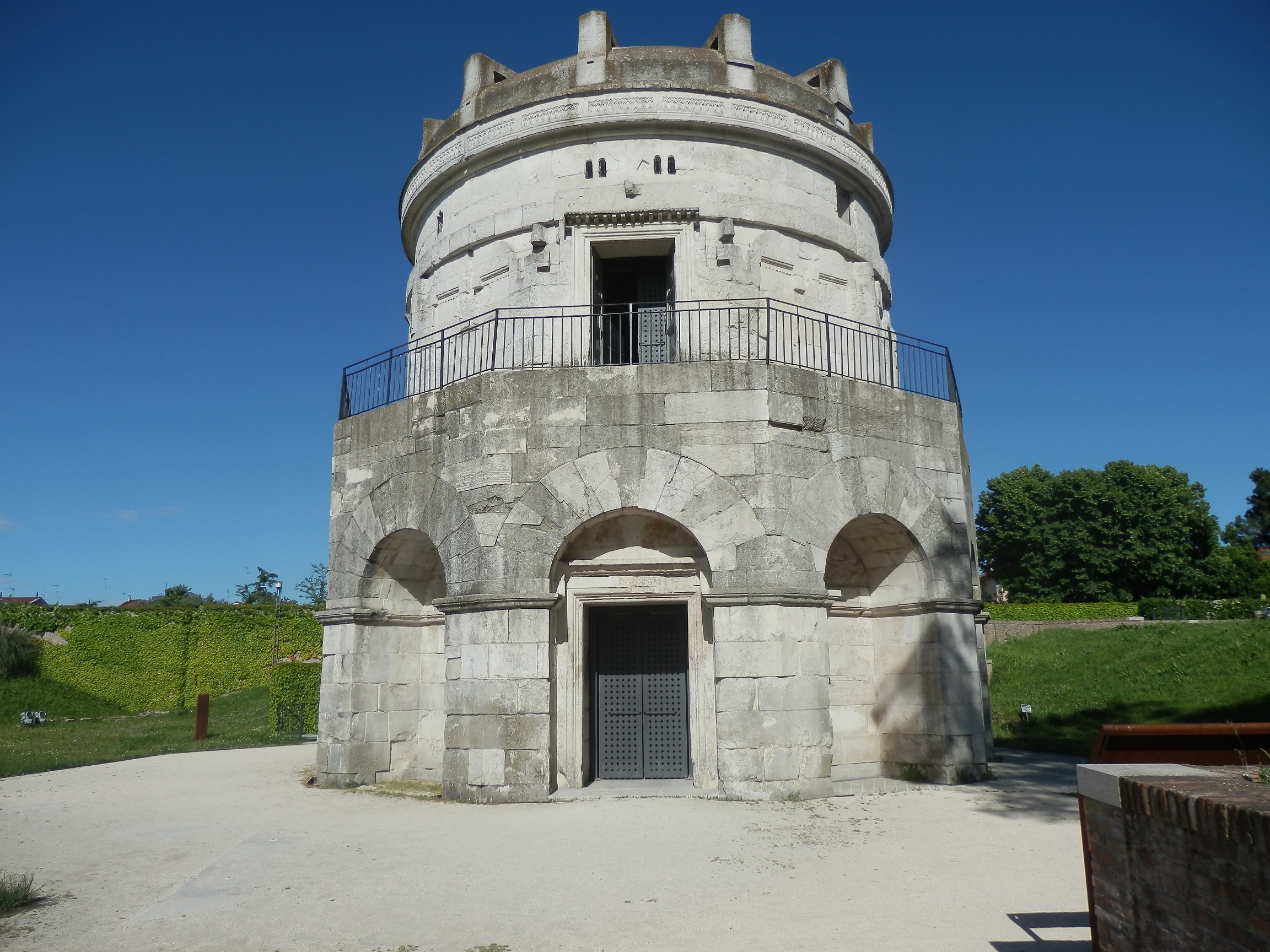 mausoleum_of_theoderic.jpg