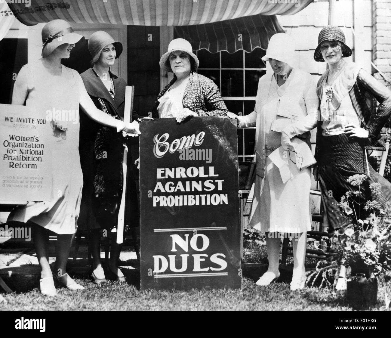 prohibition-women-demonstrate-against-the-alcohol-ban-in-michigan-e01hxg.jpg