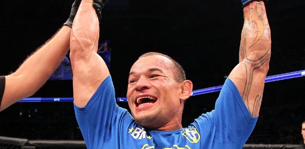 01set2013-brasileiro-gleison-tibau-comemora-vitoria-sobre-jamie-varner-no-ufc-164-1378005014232_615x300.jpg