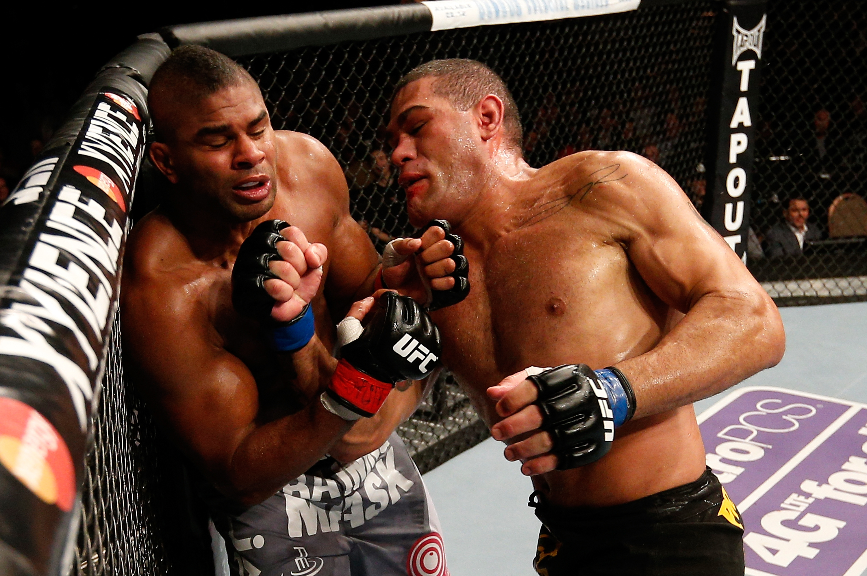 Antonio ‘Bigfoot‘ Silva kiüti Alistair Overeemet a UFC 156-on. Rögtön a Browne-KO után jött Bigfoot karrierjének második legnagyobb győzelme (az első természetesen Fedor Emelianenko TKO-zása volt). Overeem, miután három menetig szétverte a brazilt, kifulladt, Silva pedig büntetett. Hatalmas fordítás volt.