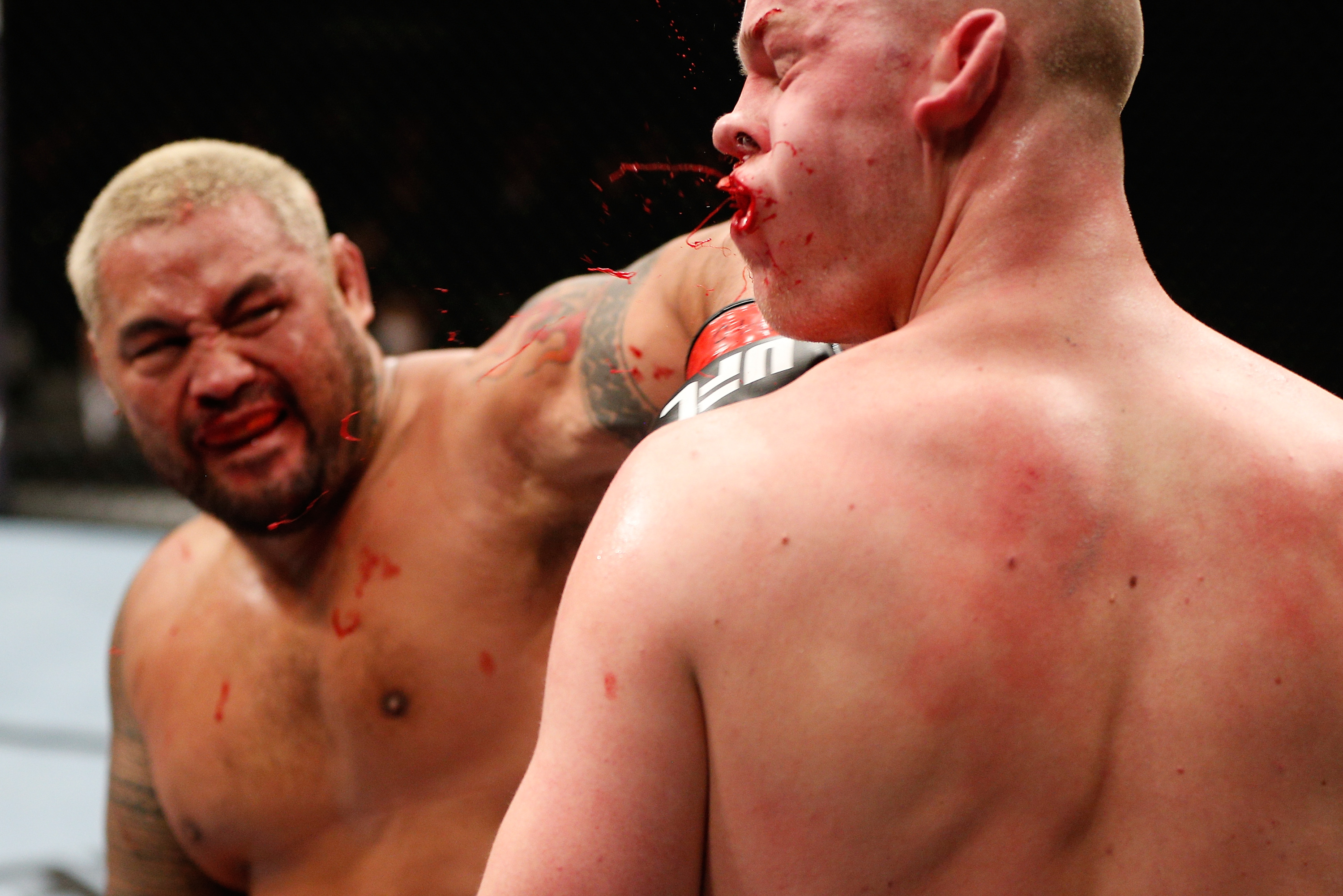 Mark Hunt kiüti Stefan Struve-ot a UFC on Fuel TV 8-on. Ennél keményebb KO-fotó nem létezik, maximum vele egyenértékű. Itt tört el Struve állkapcsa. Hedges egyik legnépszerűbb képe.