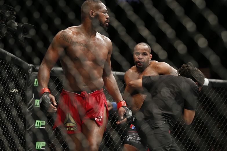 238_jon_jones_vs_daniel_cormier_0_0.jpg