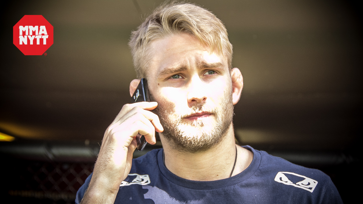 Alexander-Gustafsson-with-a-cellphone-ufc-mmanytt-studiomma.jpg