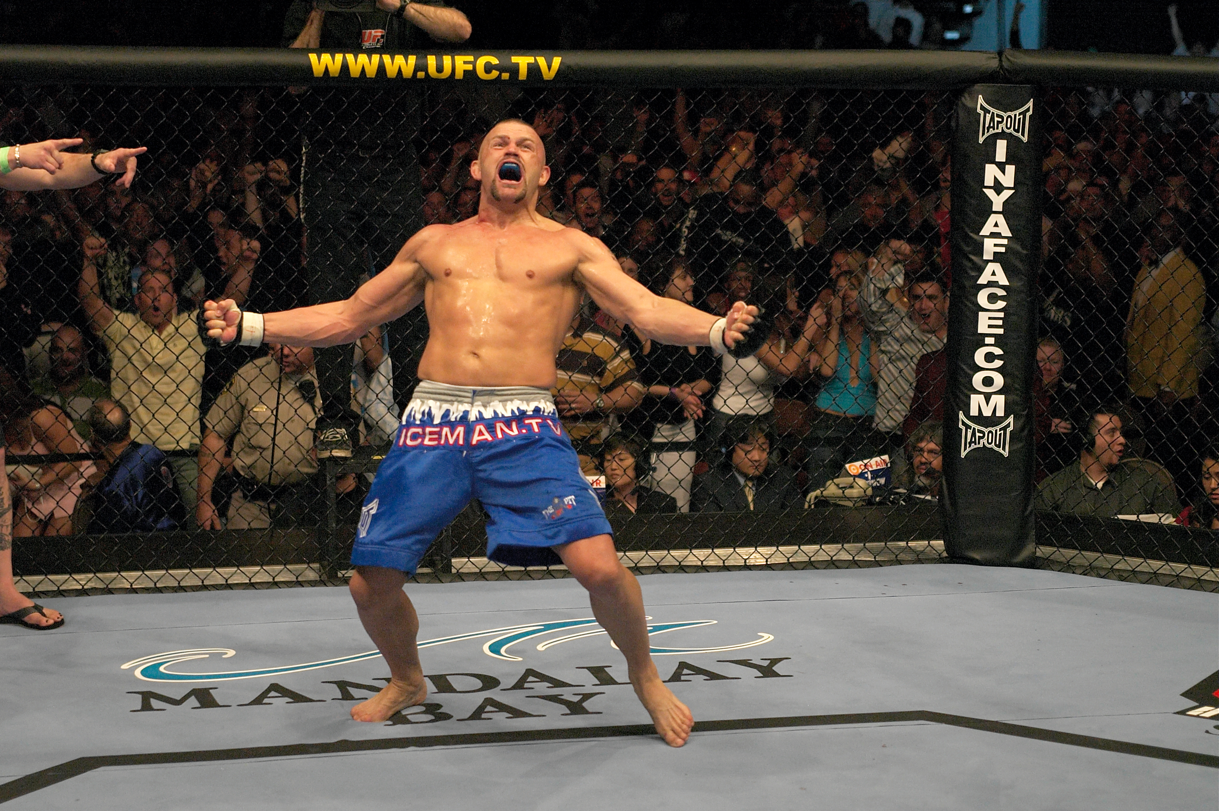 Chuck Liddellből kirobban az állatias üvöltés, miután kiütötte Tito Ortizt a UFC 47-en. Egy időben ez a kép volt maga a UFC.