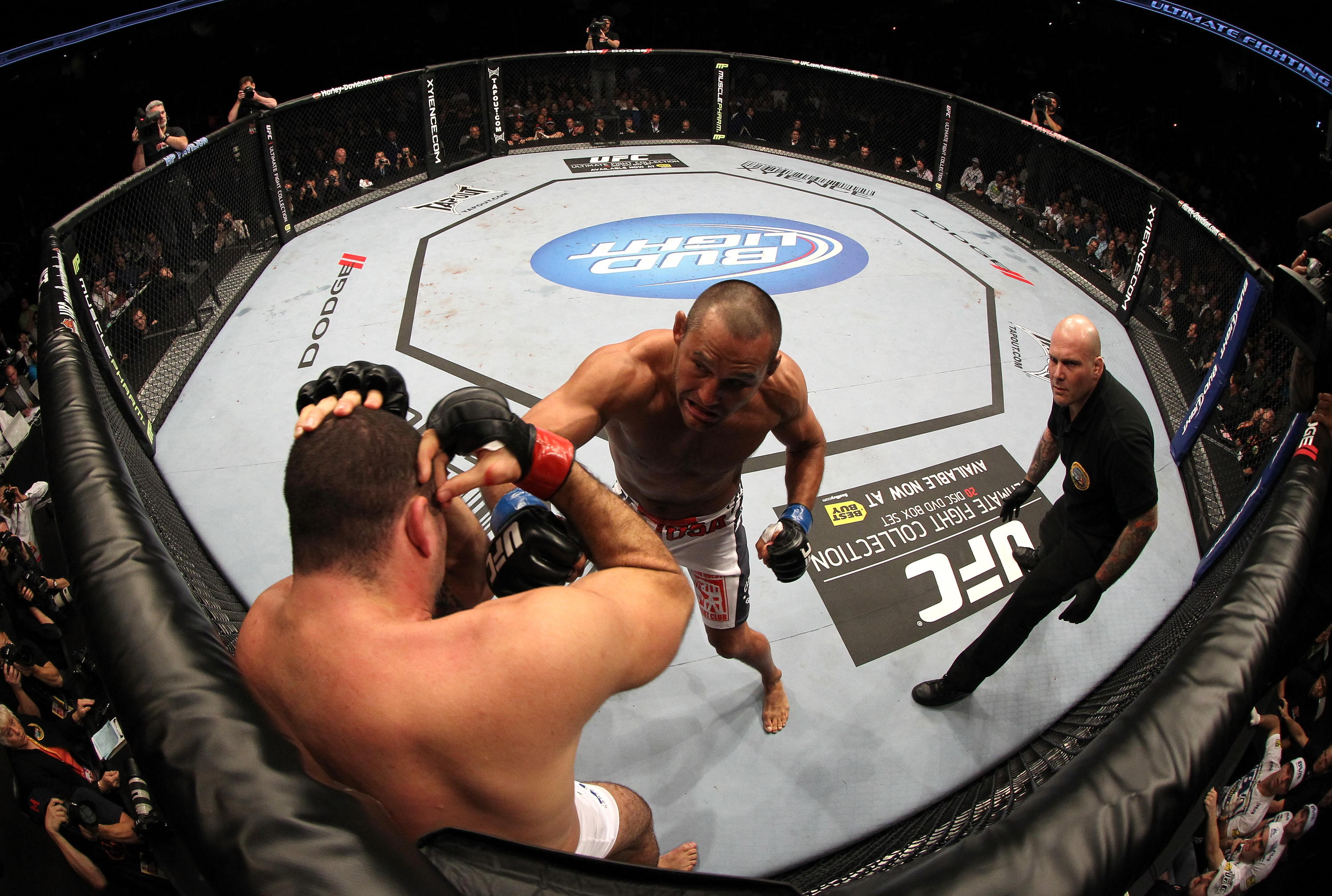 Dan Henderson a ketrechez szorítva püföli Mauricio „Shogun” Ruát, úton az egyhangú pontozásos győzelme felé a UFC 139-en. Az ötmenetes háborút később a 2011-es év meccsének választották.