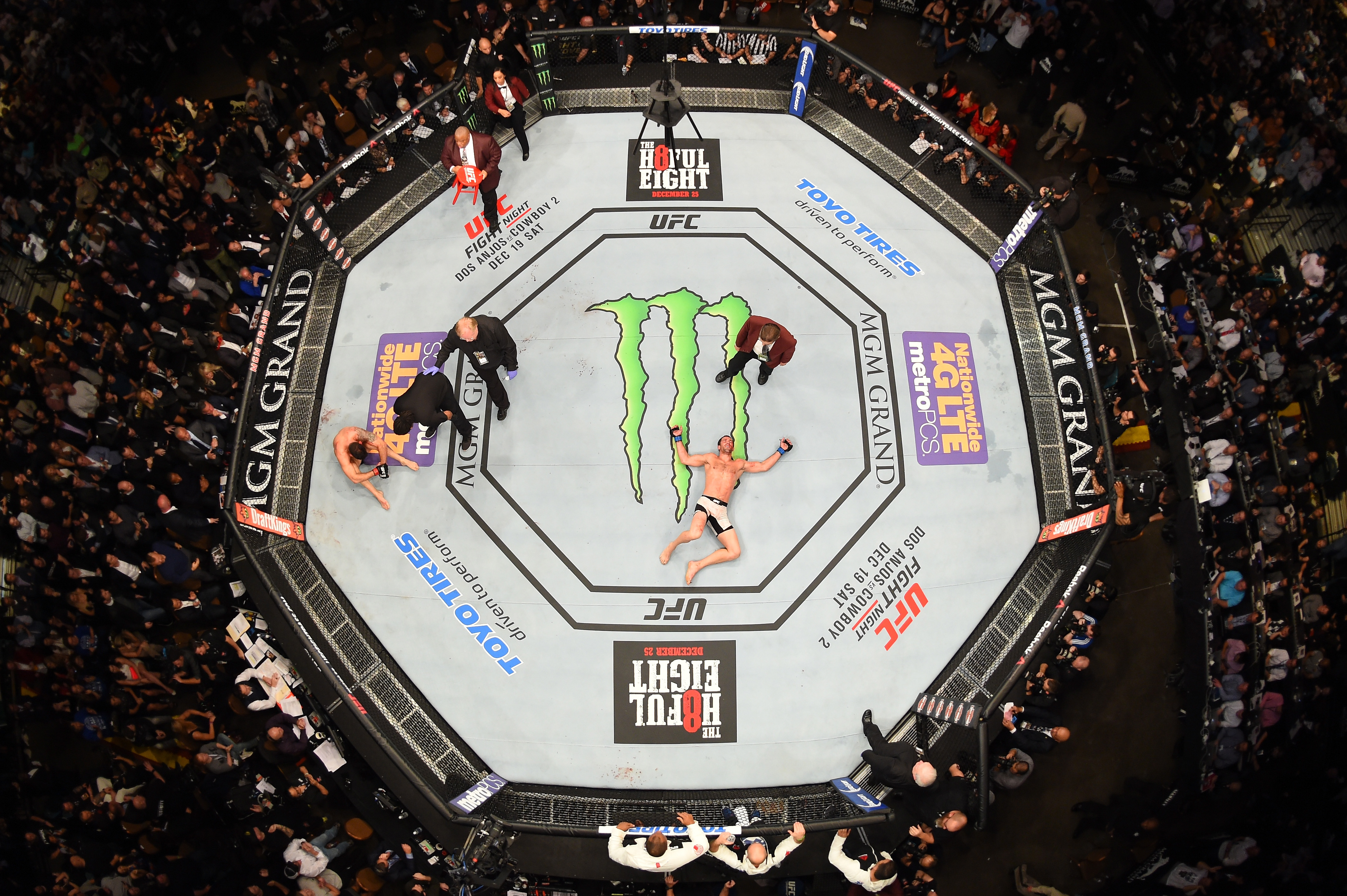 Luke Rockhold, mint egy megfáradt utazó, aki végre hazaér, kiterül az oktagon vásznára Chris Weidman felett aratott kiütéses győzelme után, a UFC 194-en. A Strikeforce volt középsúlyú bajnoka felült a UFC trónjára.