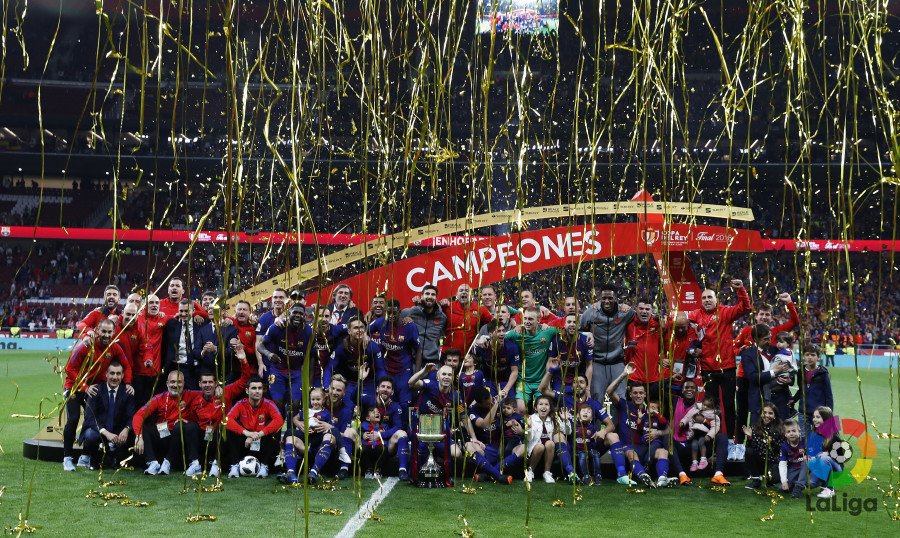 barcelona-team-celebrating-the-victory-over-sevilla-to-win-the-cup.jpg