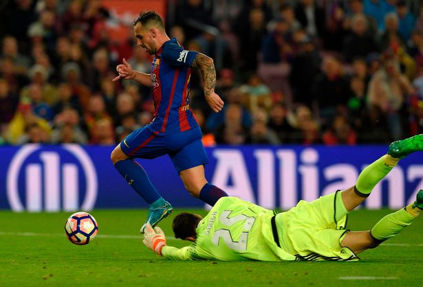 barcelonas-forward-paco-alcacer-scores.jpg