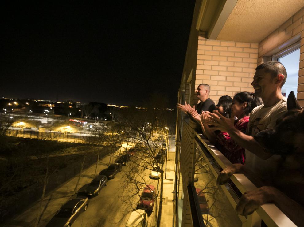 aplausos-en-los-balcones-de-zaragoza-de-agradecimiento-a-la-labor-de-los-profesionales-sanitarios-en-la-crisis-del-coronavirus.jpeg