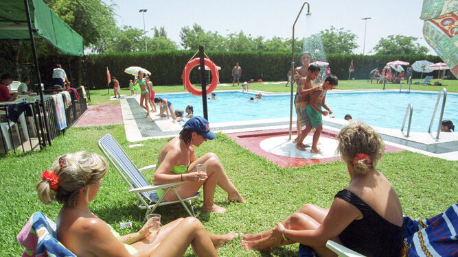 piscina-urbanizacion-sevilla_1284181955_89166245_667x375.jpg