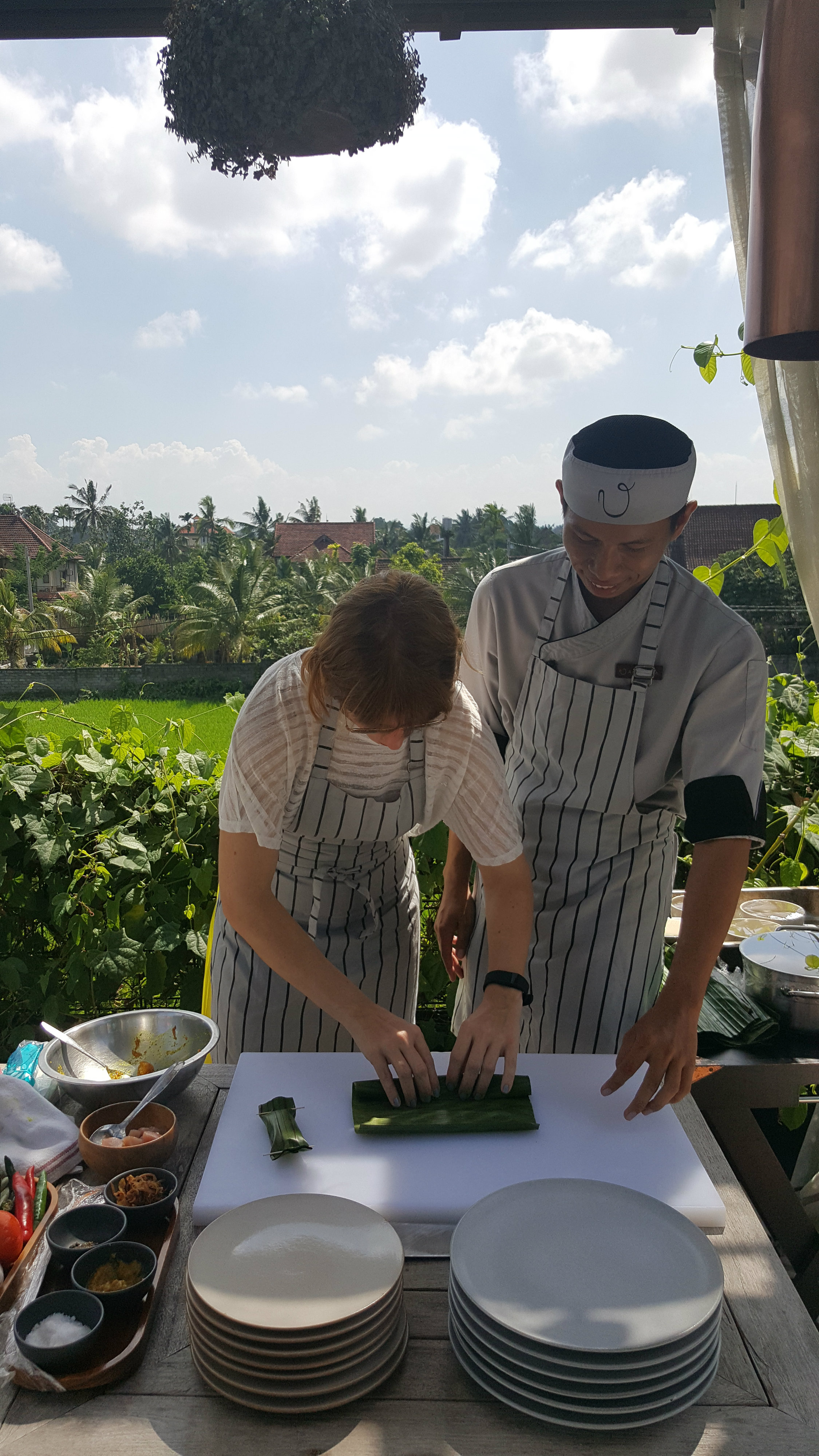 A sárga curryben pácolt tonhalat banánlevélbe tekerik, és meggrillezik