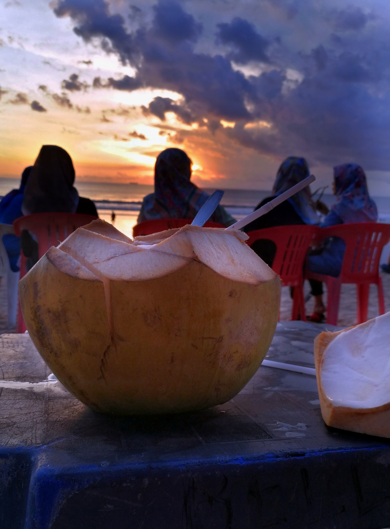a kedvenc időtöltésem Indonéziában: naplemente és kókusztej