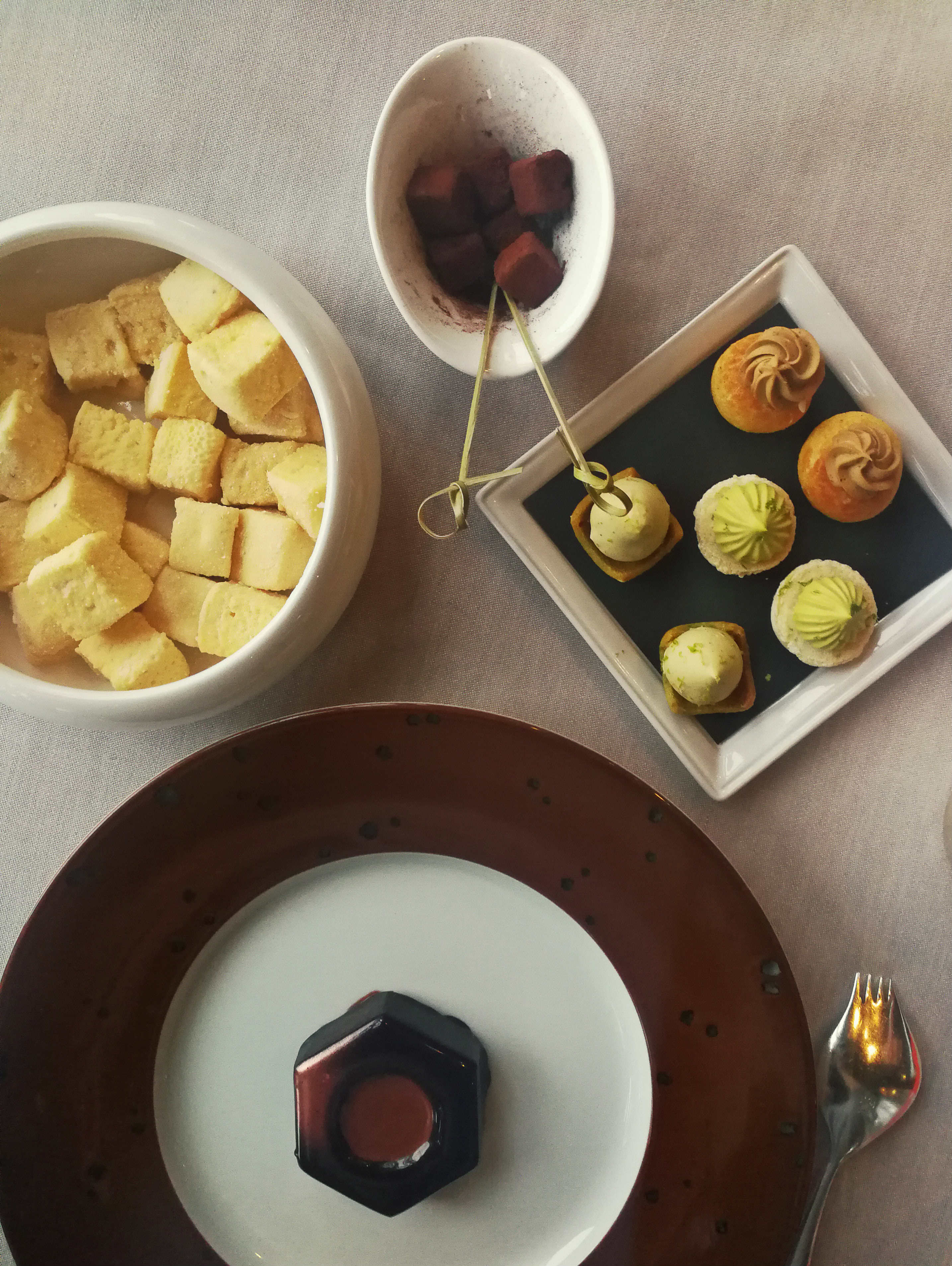 Passiógyümölcs pillecukor, és trópusi gyümölcsös petitsfours, illetve az Alain Ducasse csokoládémanufaktúra desszertje