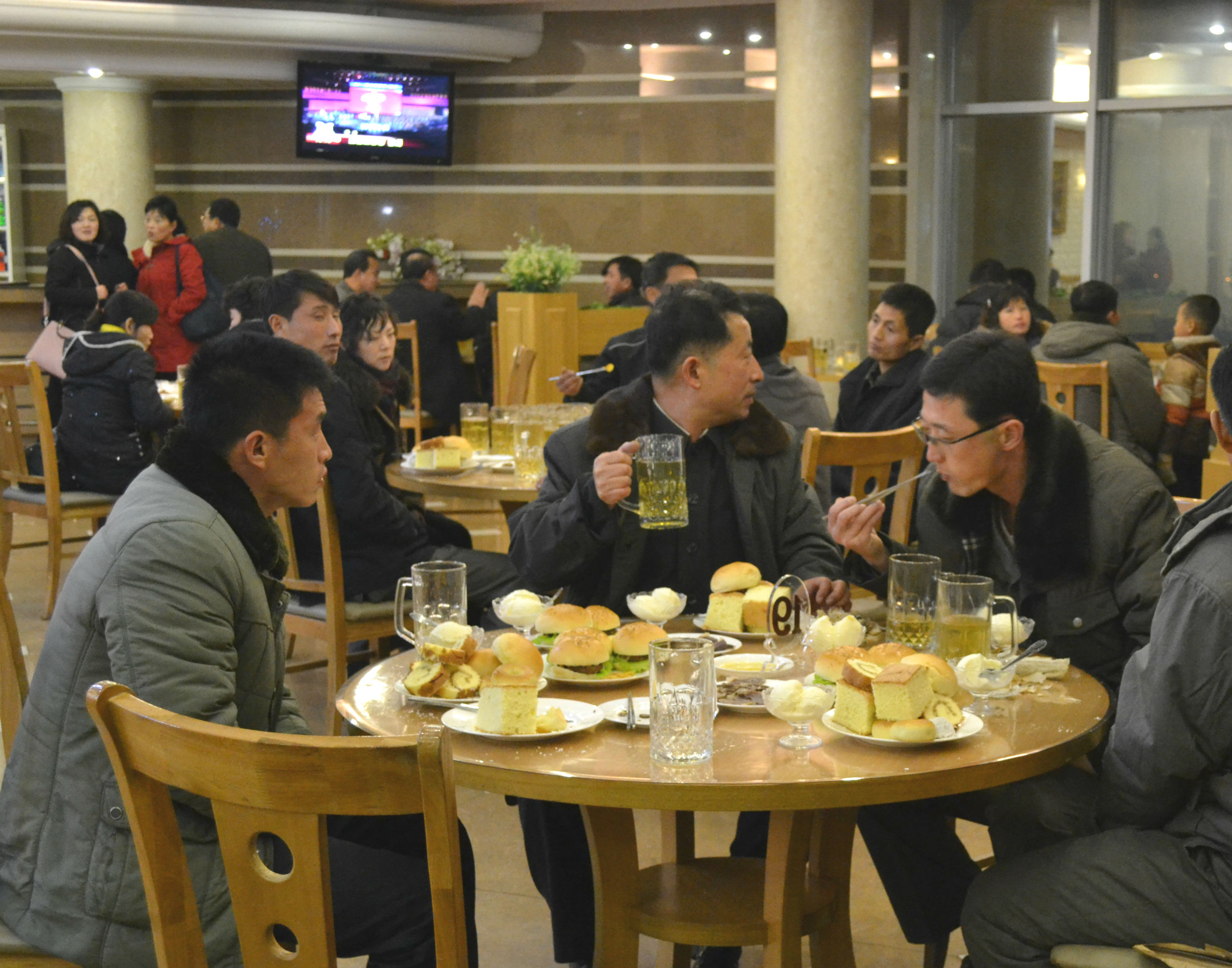 pénteki sörözés a haverokkal észak-koreai módra