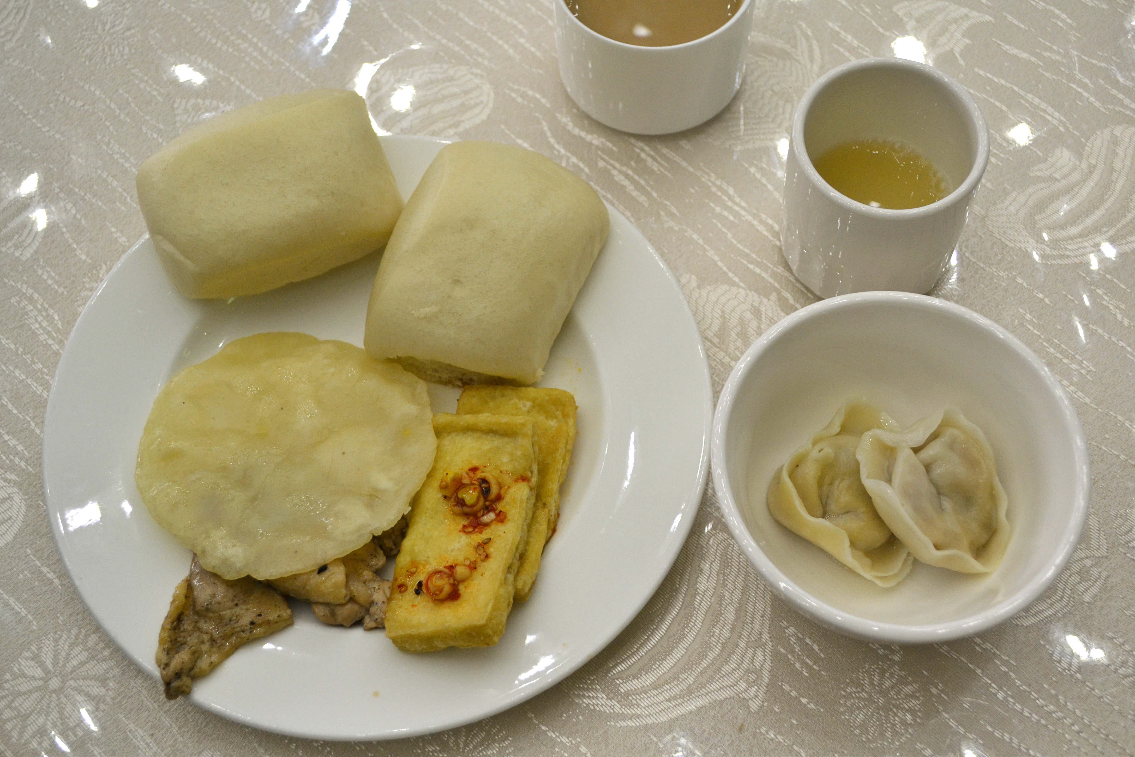 Töltött táskák (mandu), gőzgombóc (mantou), tofu és hajdina tea (memil-cha)