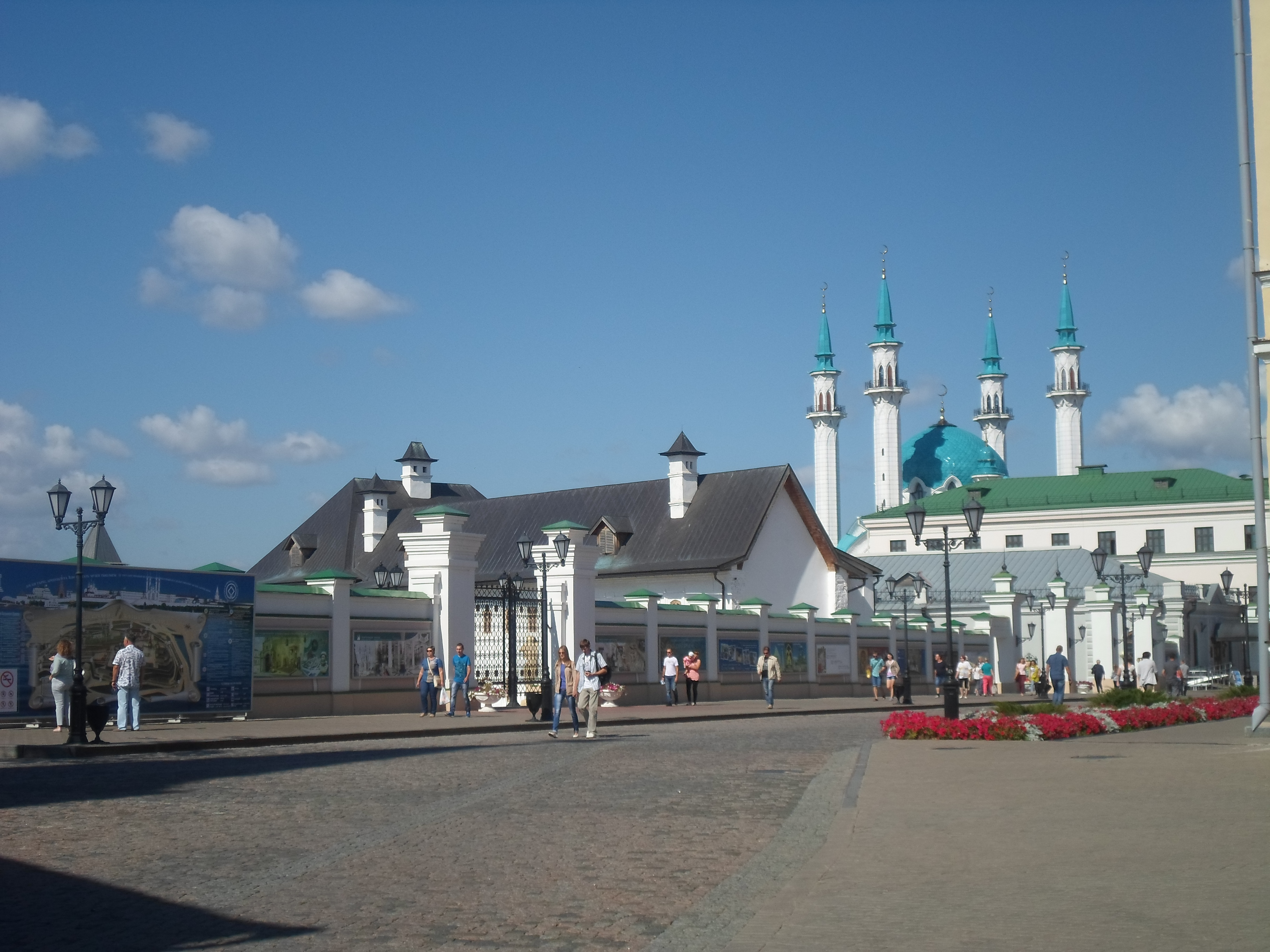 A mecset mellett