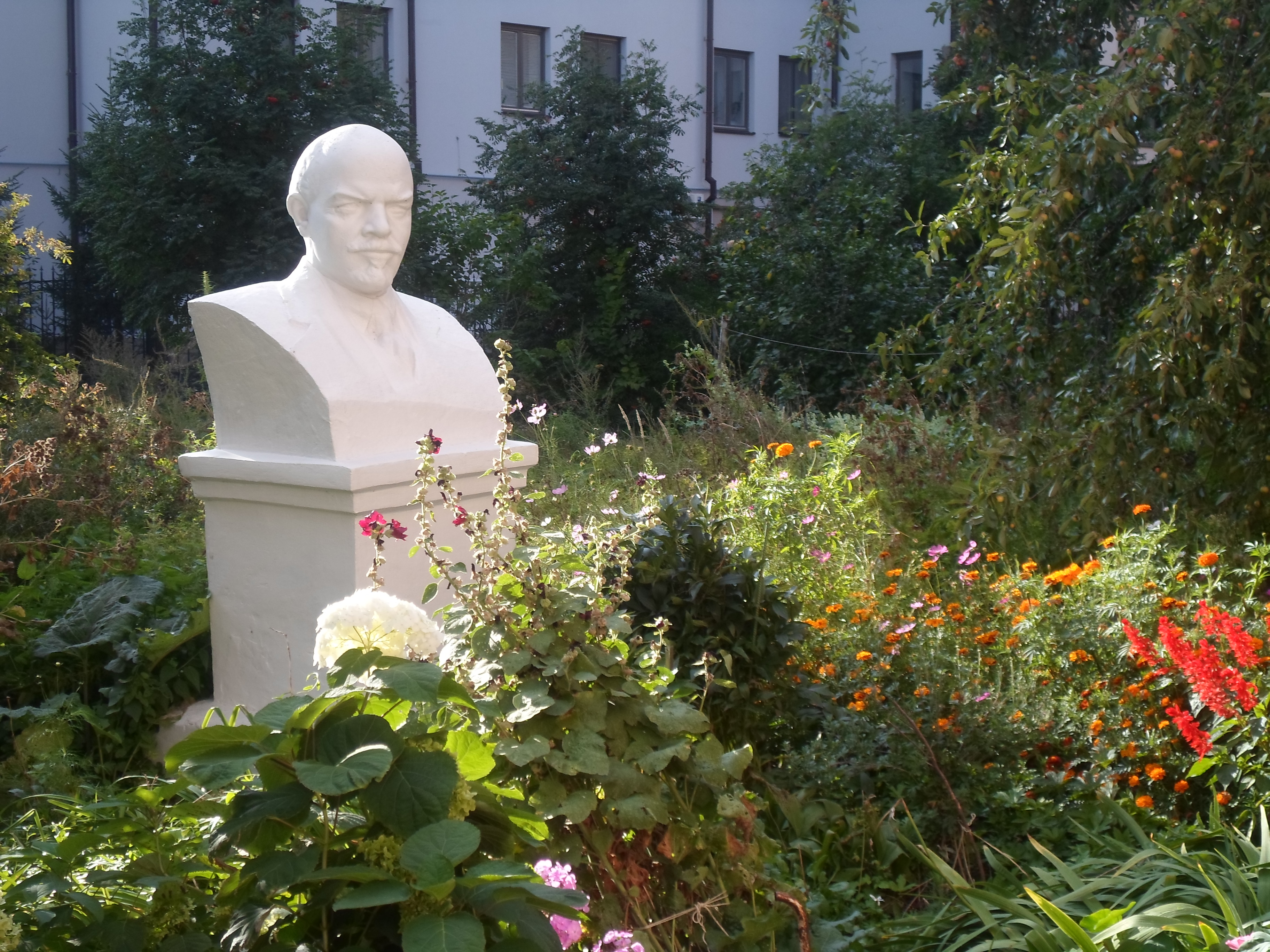 Szvetlana kedvenc kertje Lenin szoborral és virágokkal, balról