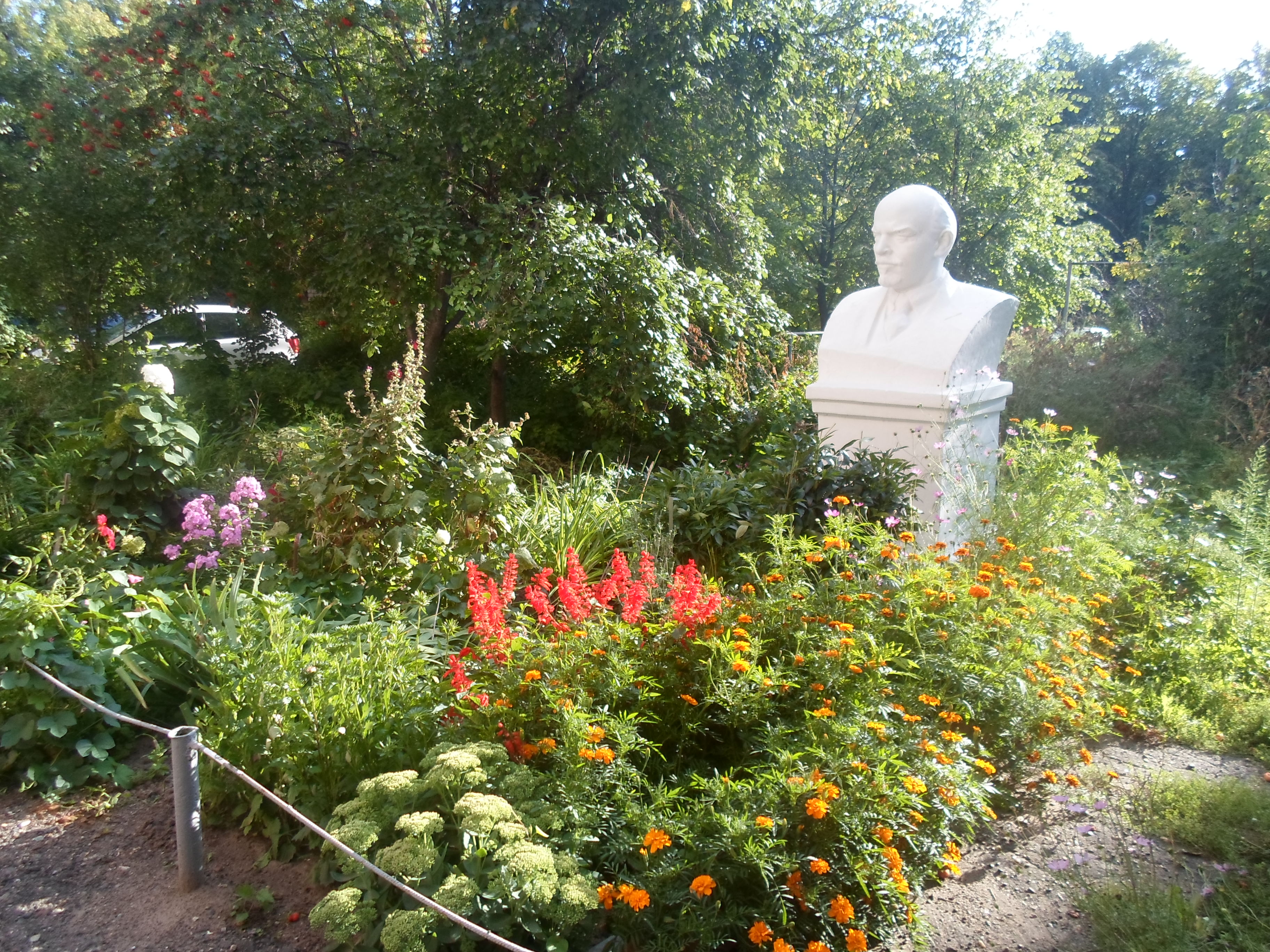 Szvetlana kedvenc kertje Lenin szoborral és virágokkal, jobbról