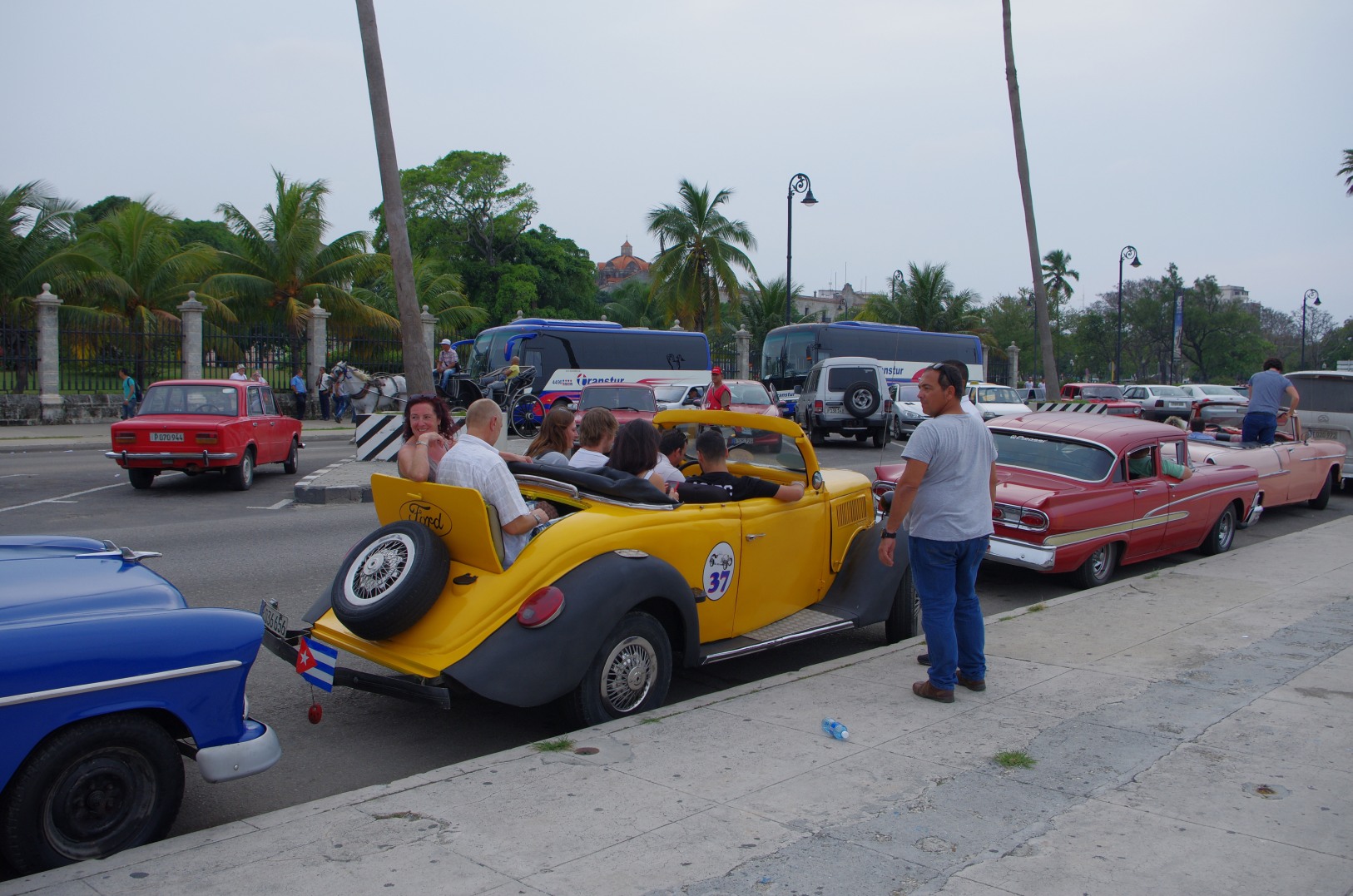 Kocsik a Malecón elején