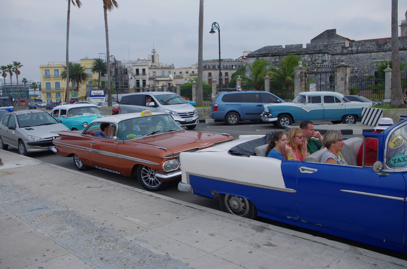 Kocsik a Malecón elején II