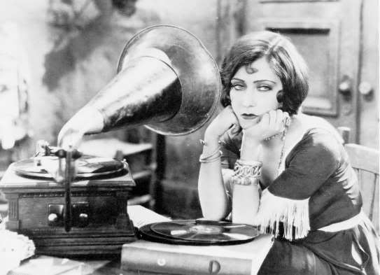 gloria-swanson-silent-movies_zene.jpg