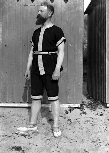 man_bathing_suit_1902_france.jpg