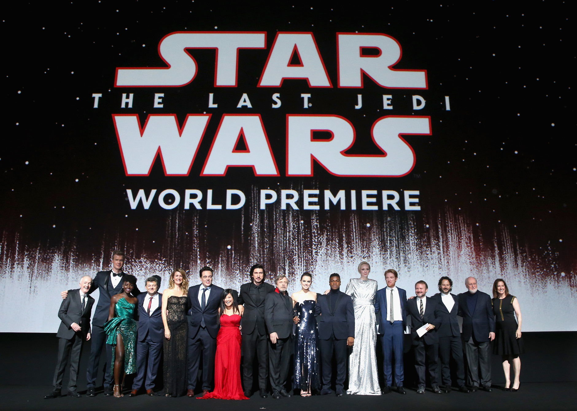 Anthony Daniels, Joonas Suotamo, Lupita Nyong’o, Andy Serkis, Laura Dern, Benicio del Toro, Kelly Marie Tran, Adam Driver, Mark Hamill, Daisy Ridley, John Boyega, Gwendoline Christie, Domhnall Gleeson, a film rendezője és írója, Rian Johnson, Ram Bergman producer, John Williams zeneszerző és Kathleen Kennedy producer