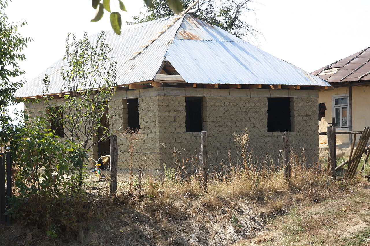 1280px-adobehousevrancea.jpg