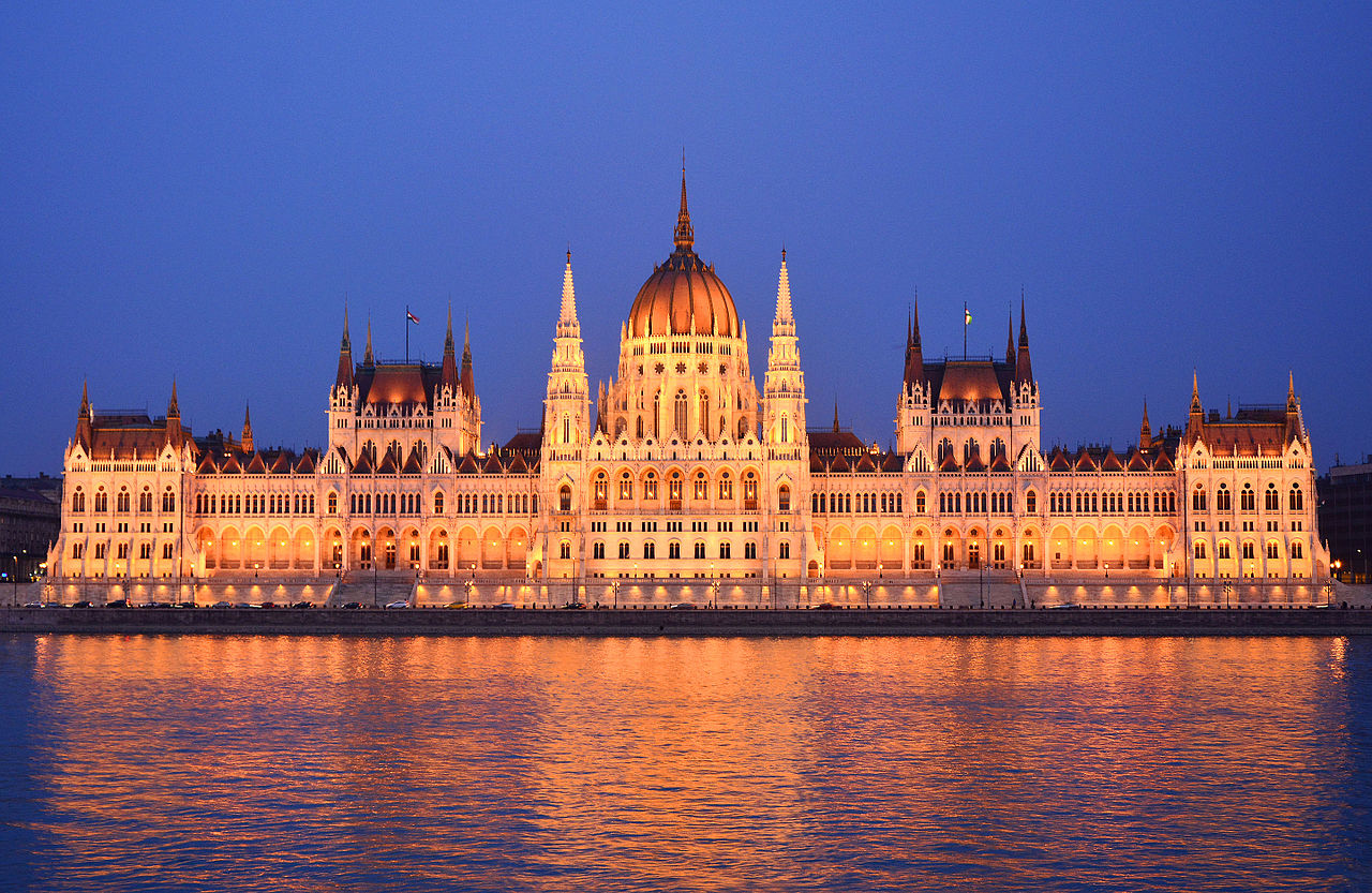 parliament_building_budapest_outside.jpg