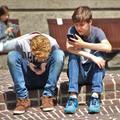 Tiltsuk vagy engedjük a gyereknek a mobilhasználatot?