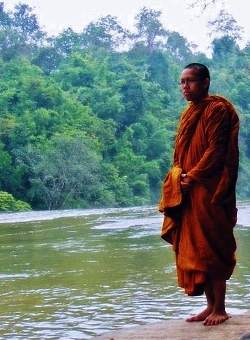 _keleti-humor-buddhist-monk-by-river.jpg