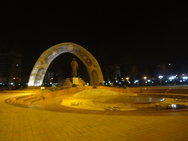 A költő, Rudaki szobra a Rudaki Parkban
